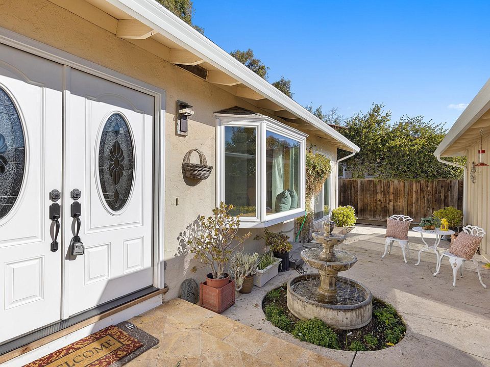Private courtyard with fountain