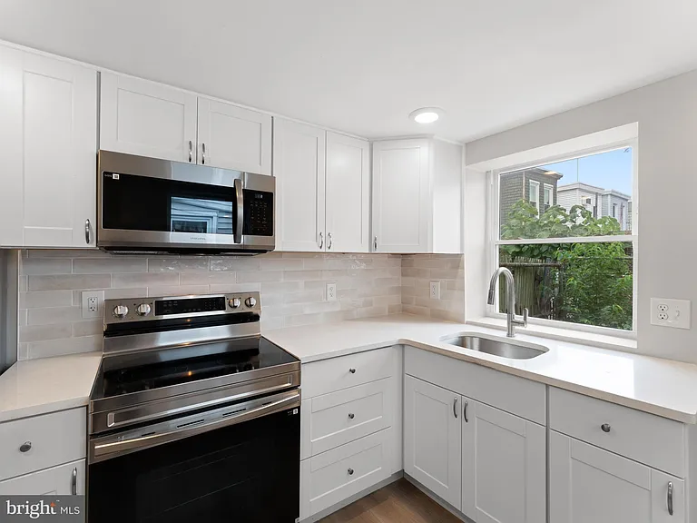 3010 Emerald St — Photo 4