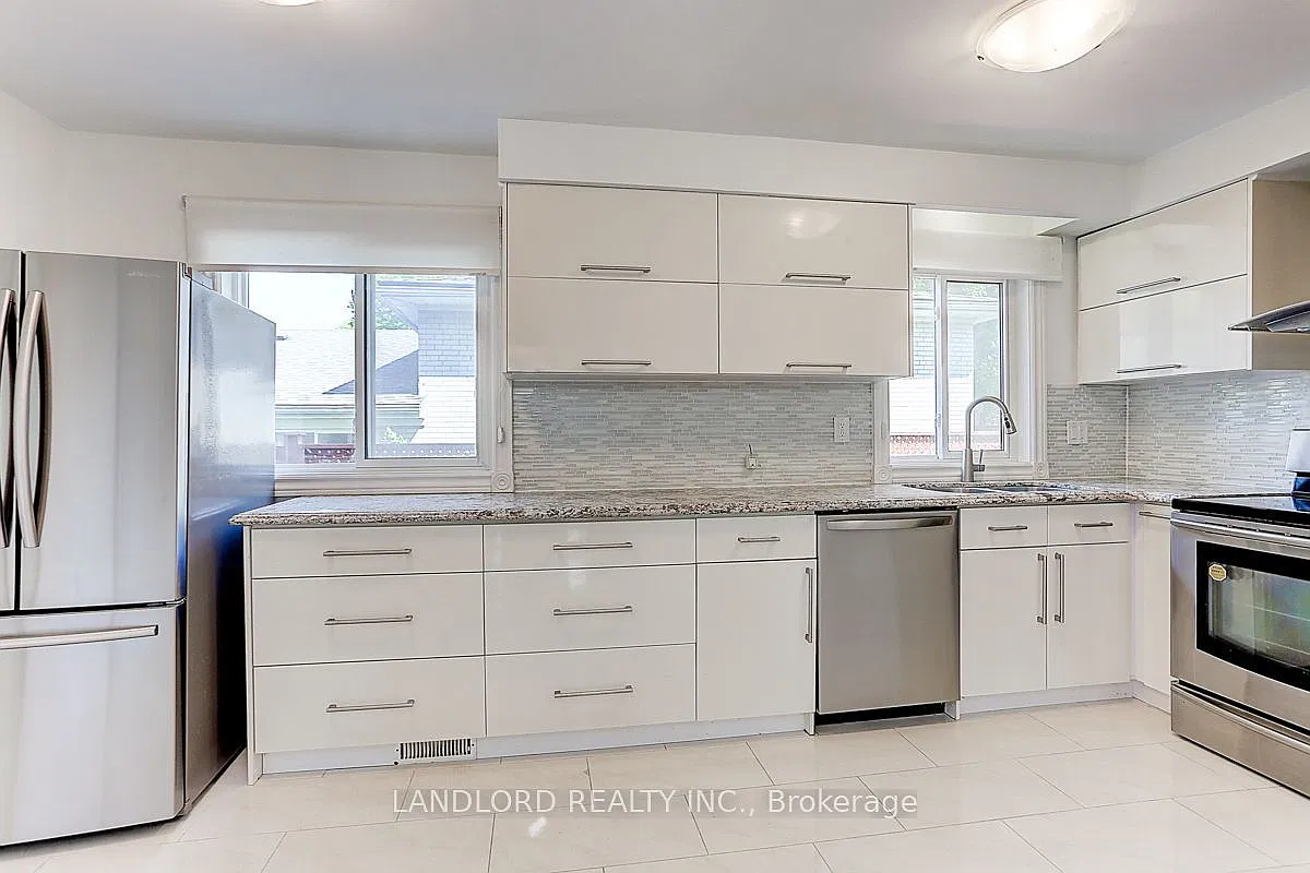 21 Pineway Blvd — Photo 2