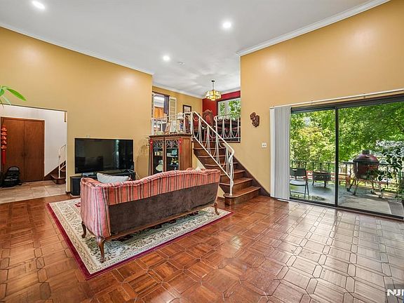 5th image of 249 Knickerbocker Road