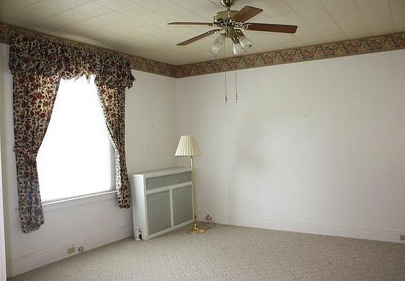 3rd image of 3852 Davis Ave