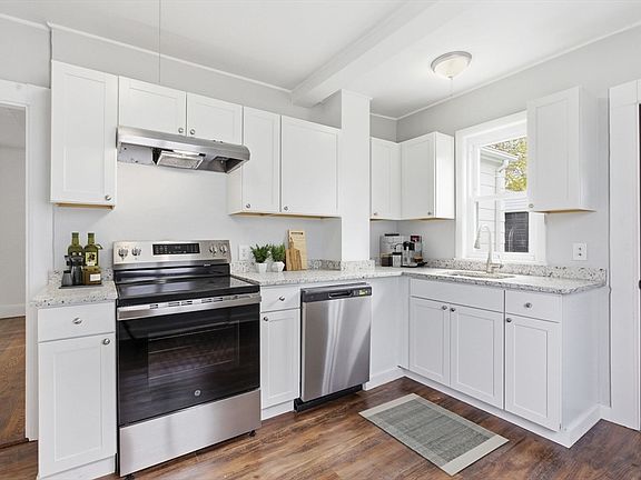 4th image of 51 Laurel St