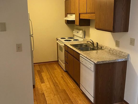kitchen with stove, refrigerator, and dishwasher