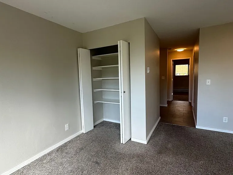 Mercer Crest Apartments — Photo 23