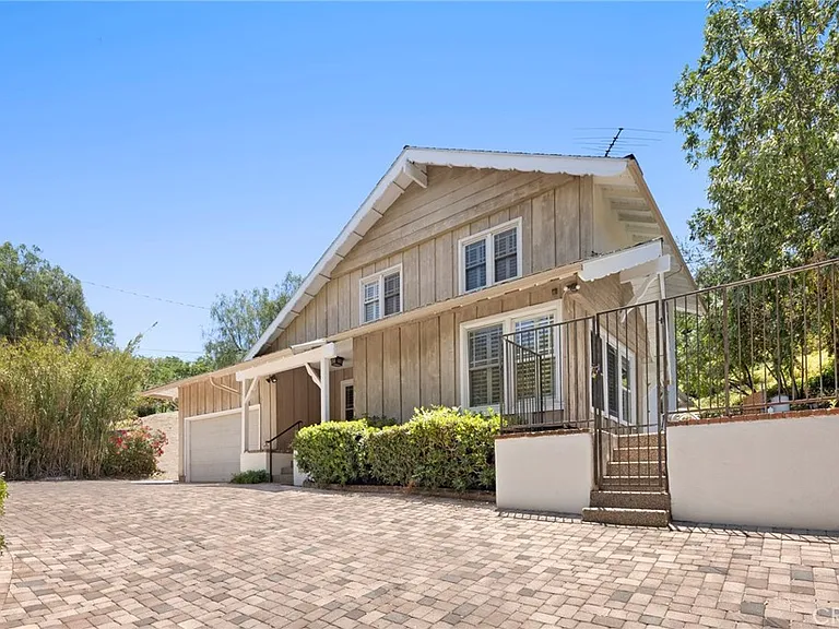 22204 Avenue San Luis — Photo 2