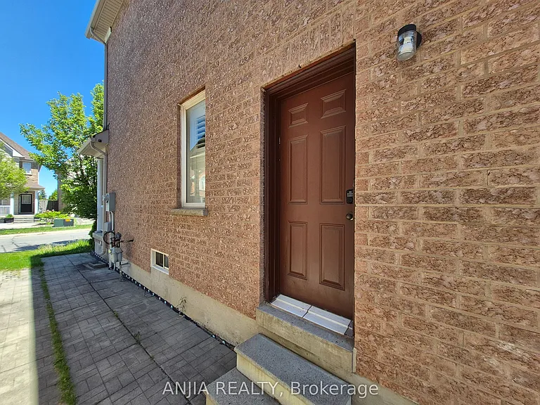 742 Hammersly Blvd #BASEMENT — Photo 4
