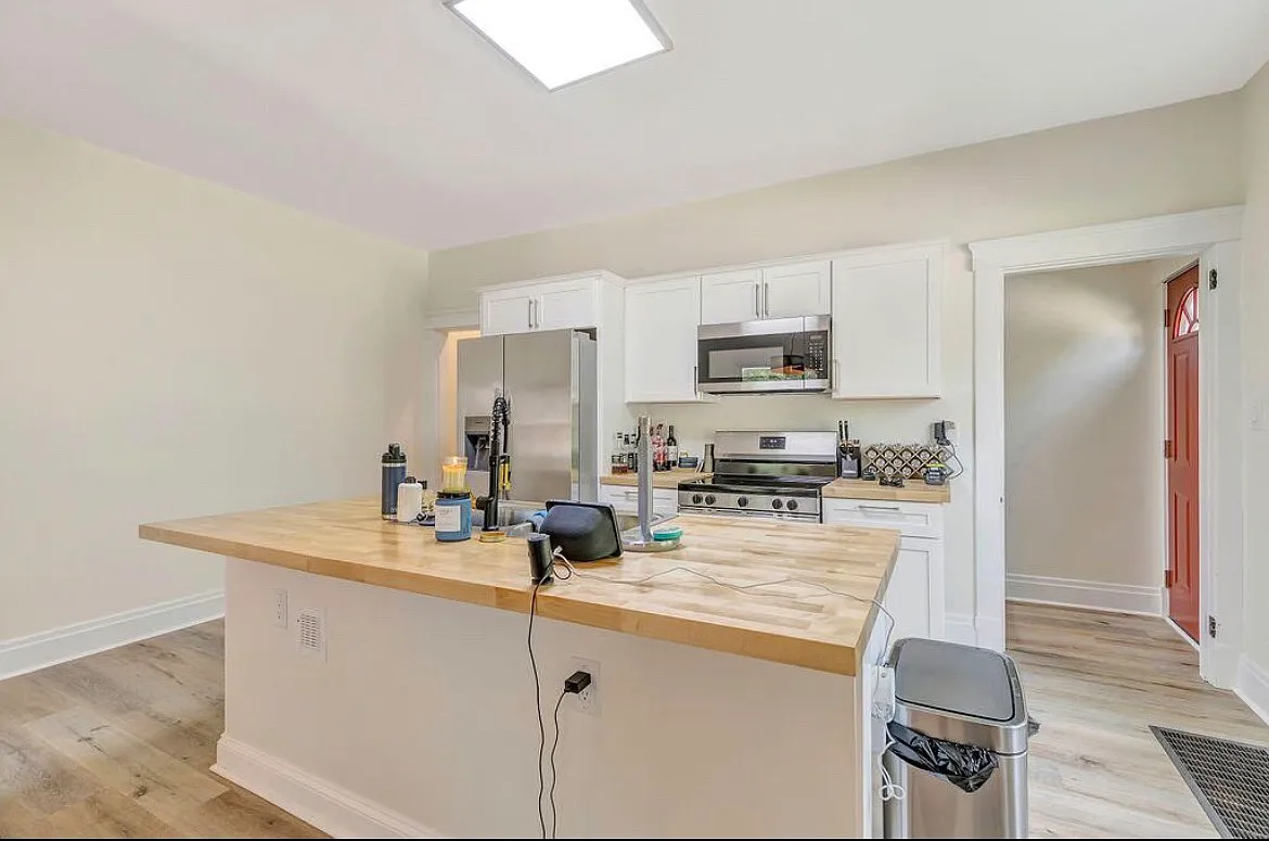 3 bed, 1.5 bath, 1300 sqft, $2,150 — Photo 3