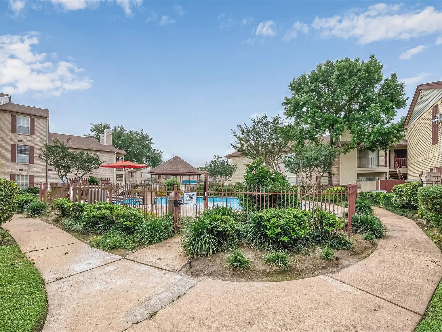 1 bed, 1.0 bath, 588 sqft, $1,050 — Photo 2