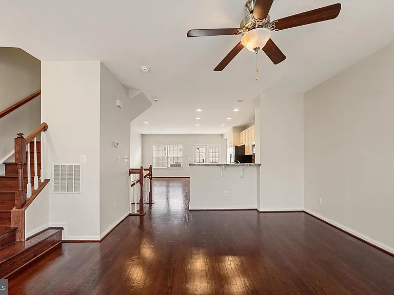 106 Argyle Ct — Photo 2