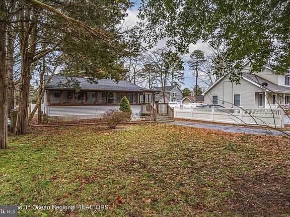 3rd image of 1416 Circle Dr