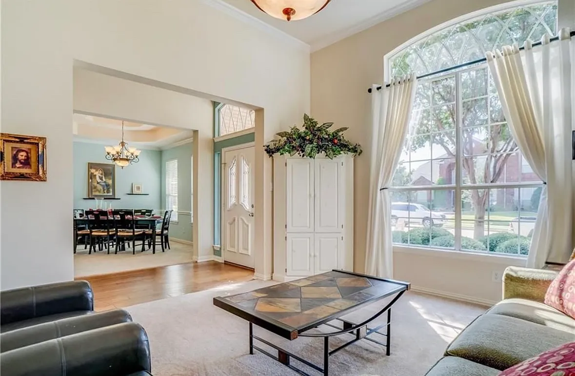 4 bed, 2577 sqft, $3,399 — Photo 4