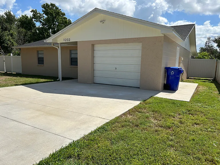 1232 E Honeytree Ln — Photo 2