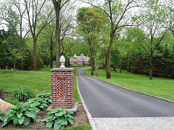 5th image of 49 Harbor Hill Dr