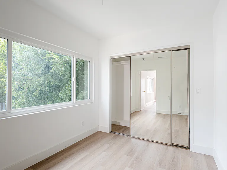 1040 N Crescent Heights Blvd — Photo 25