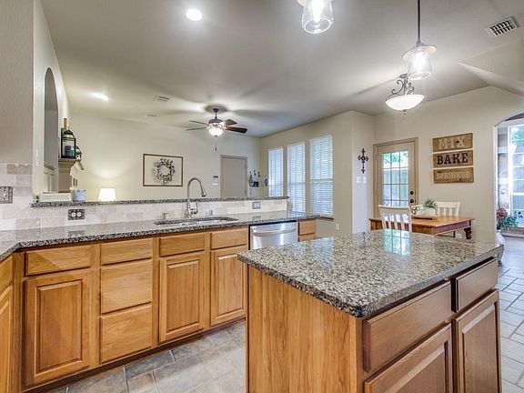 5th image of 938 Lexington Dr