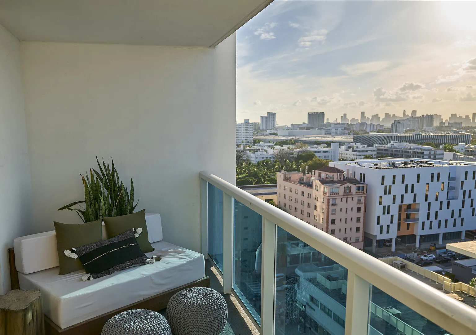 Luxe Palm Retreat Ideal for Monthly Stays in Miami Beach — Photo 3