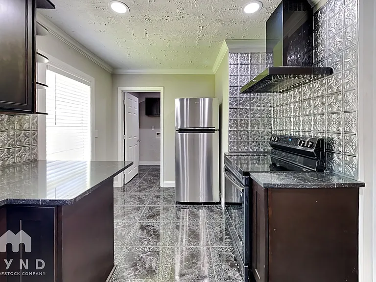 101 Live Oak St — Photo 6