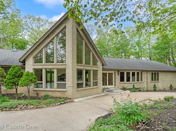 2670 Spring Grove Dr, Brighton, MI 48114