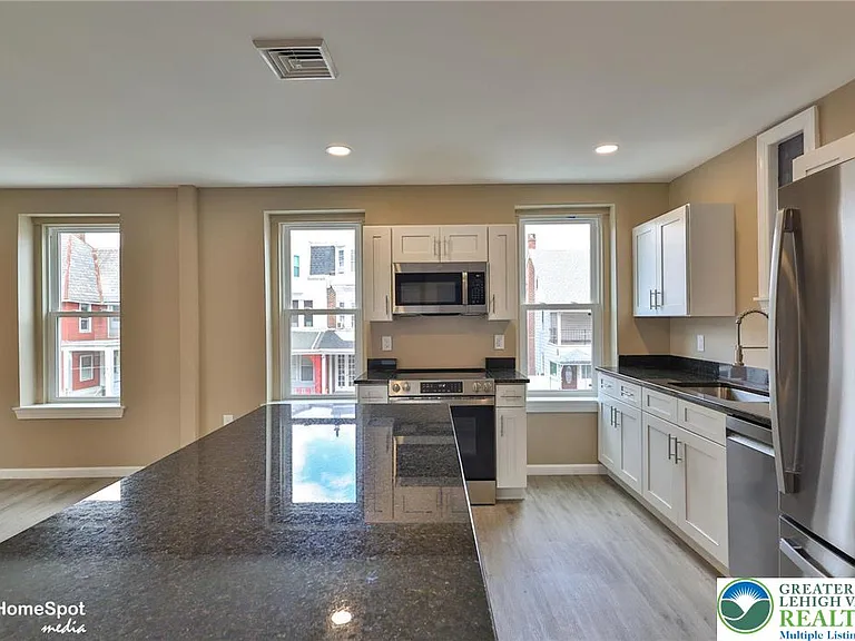 1210 W Turner St #1 — Photo 3