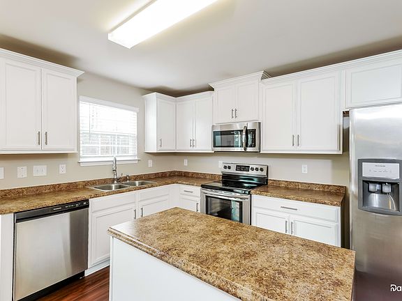 3rd image of 207 Sawyer Ln