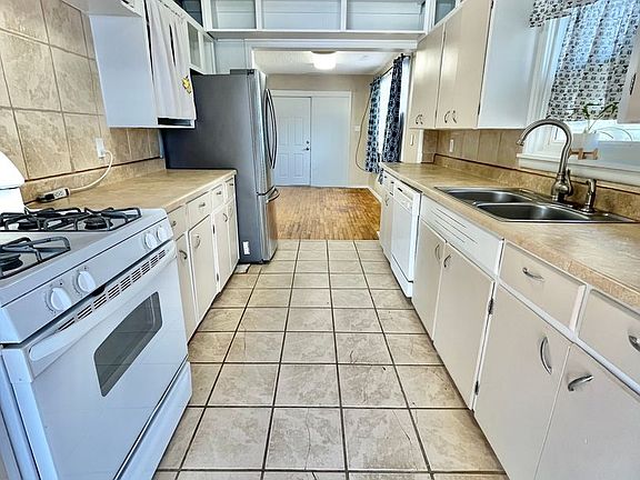 3rd image of 2111 E 5th St