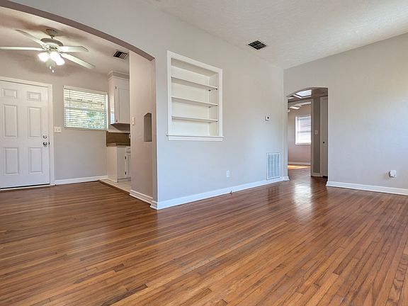 4th image of 441 37th Ave NE