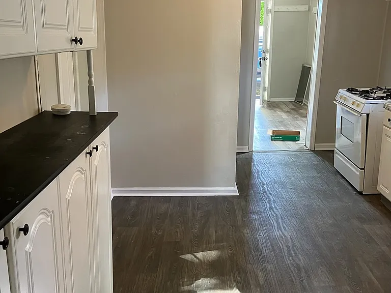 1323 Fraser St — Photo 9