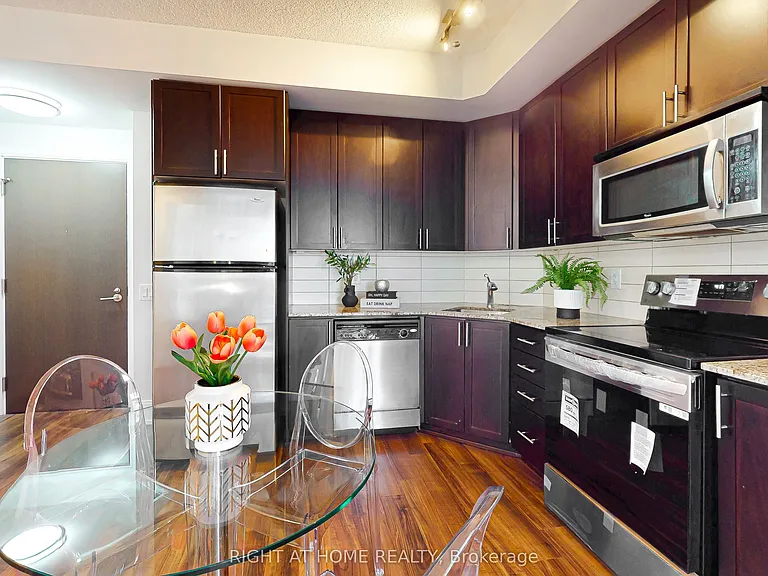 560 Front St W #1232 — Photo 8