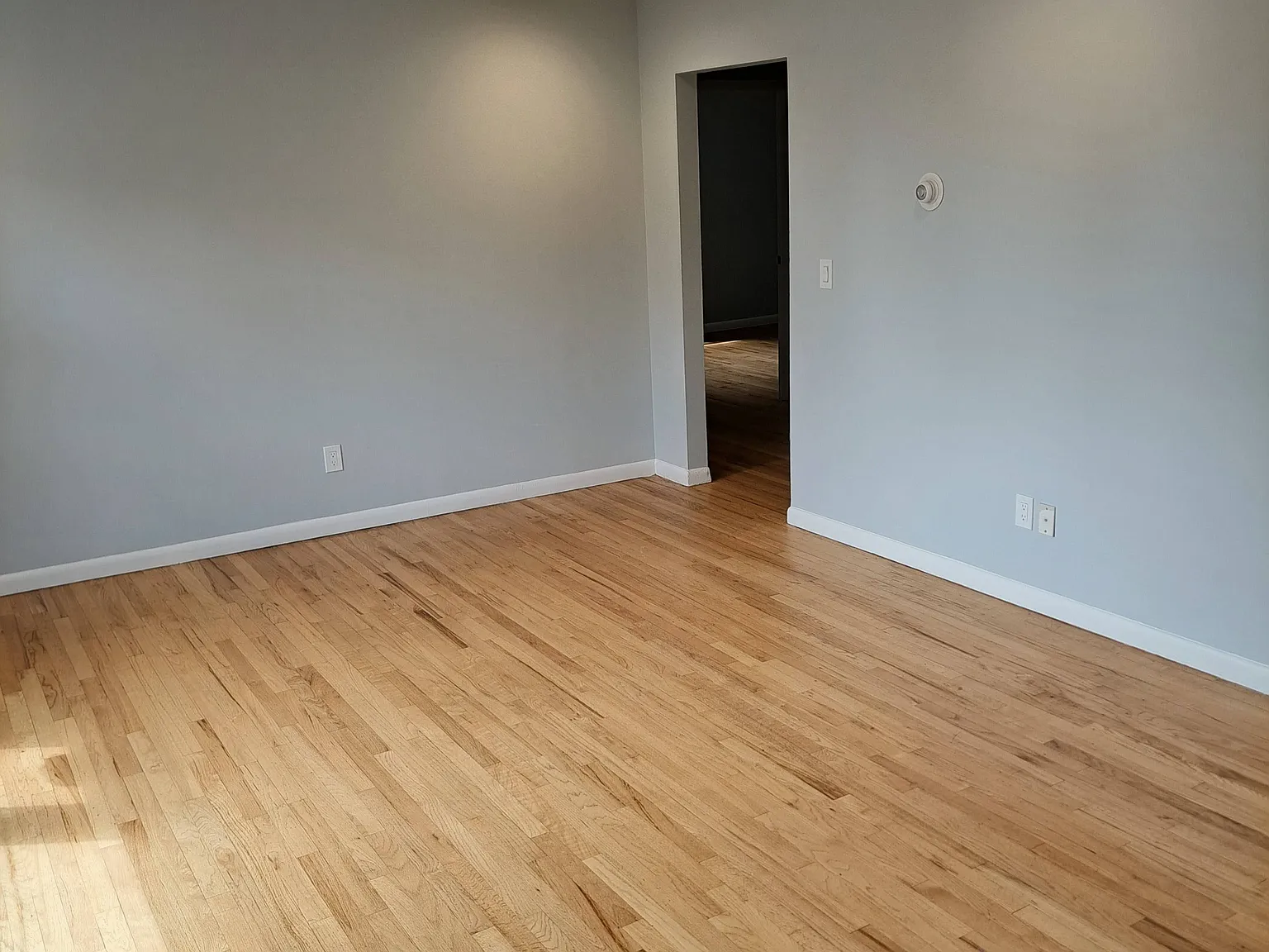 3 bed, 1000 sqft, $3,200 — Photo 2