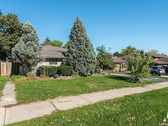 5th image of 9056 Stratford Ln