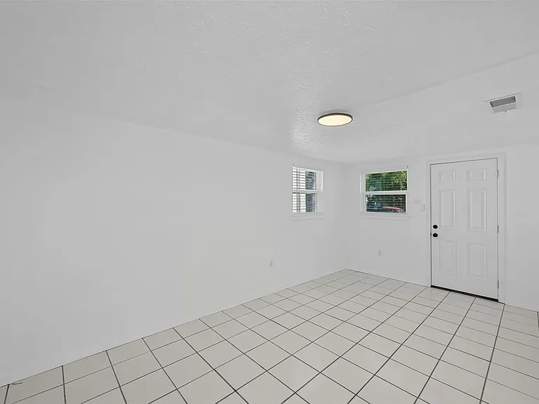 2409 Devonshire Dr — Photo 16