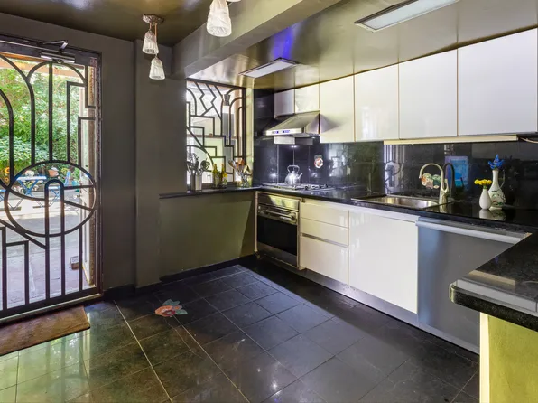 193 Waverly Place image 16 of 22