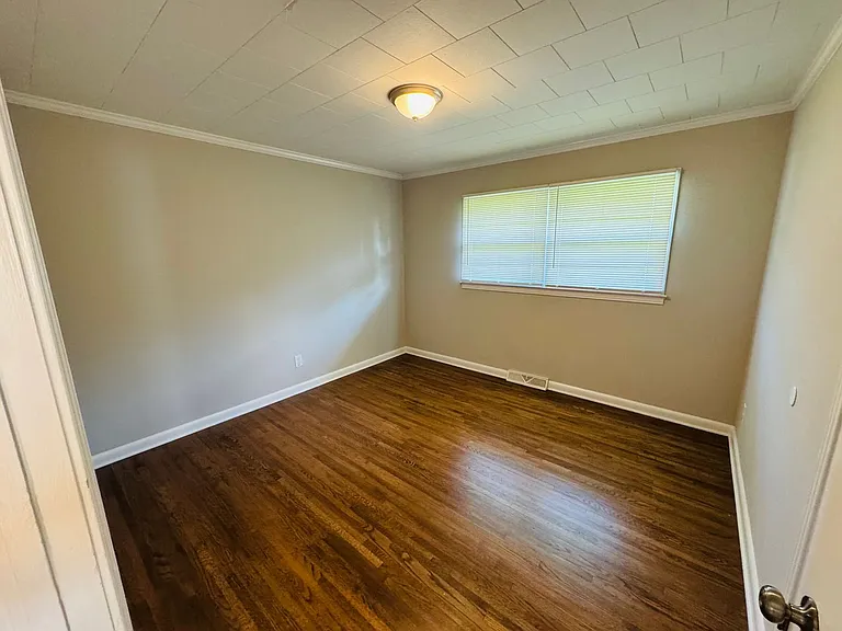 799 Sunderland Rd SW — Photo 3