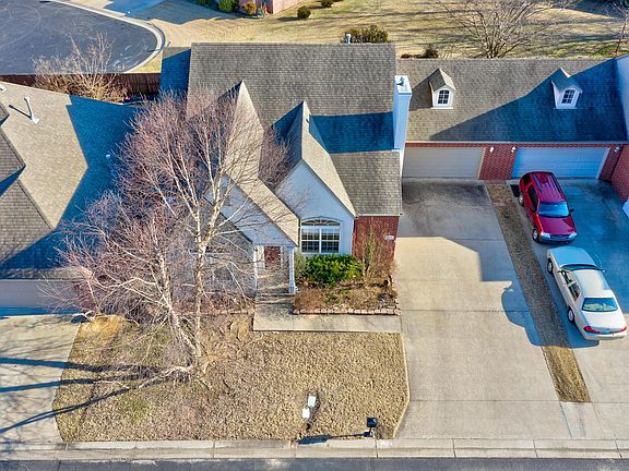 3rd image of 413 Foxwoods Dr