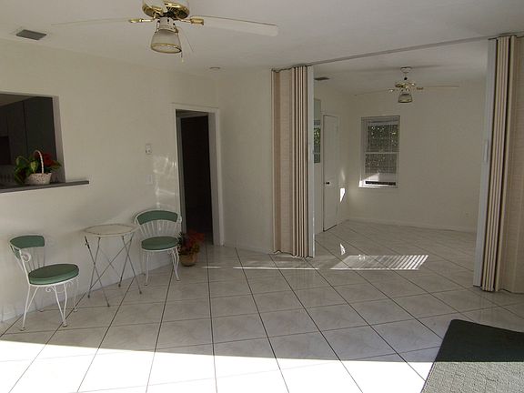 Flexible Floor Plan with Room Divider