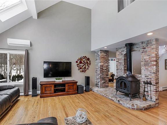 4th image of 41 Brett Ln