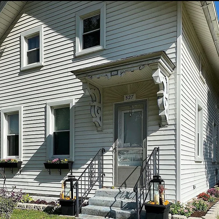 527 Cass St photo 1