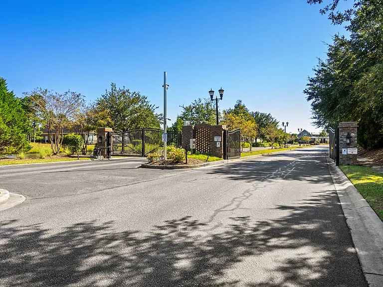 670 Uniola Dr — Photo 20