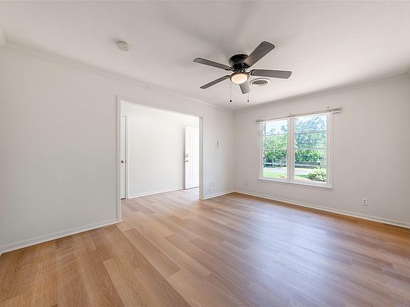 3rd image of 807 Country Club Rd