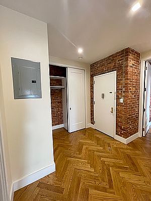 4th image of 921 Washington Ave #695