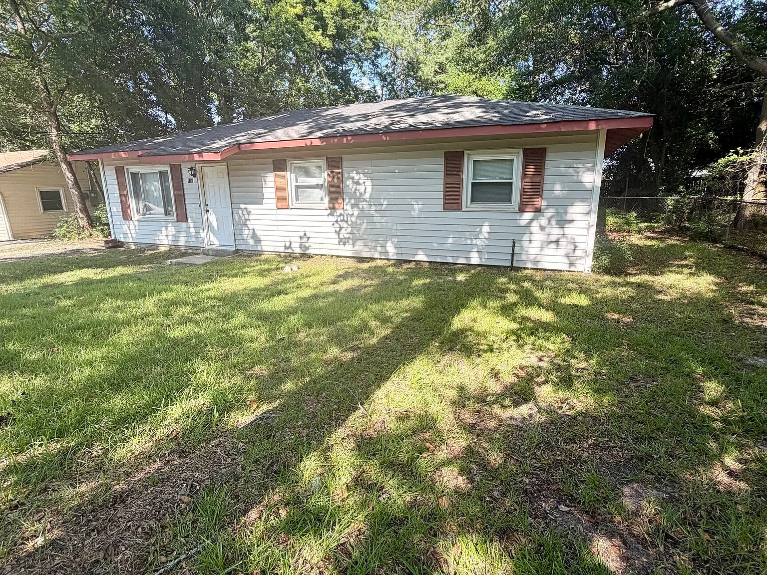 3 bed, 1.0 bath, 1008 sqft, $1,275 — Photo 3