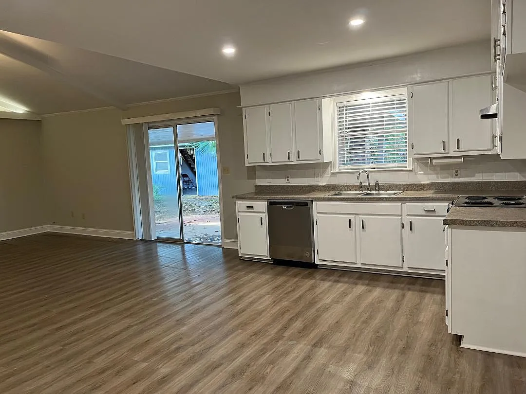3 bed, 1700 sqft, $1,800 — Photo 3