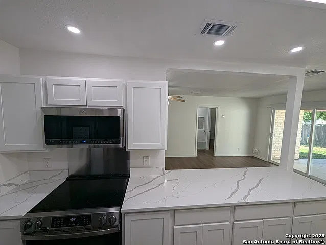 2 bed, 1.0 bath, 1990 sqft, $1,550 — Photo 4