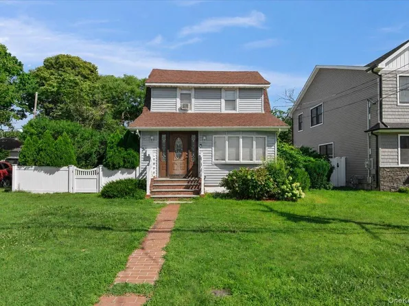 16 Marlboro Place, Bellmore, NY 11710