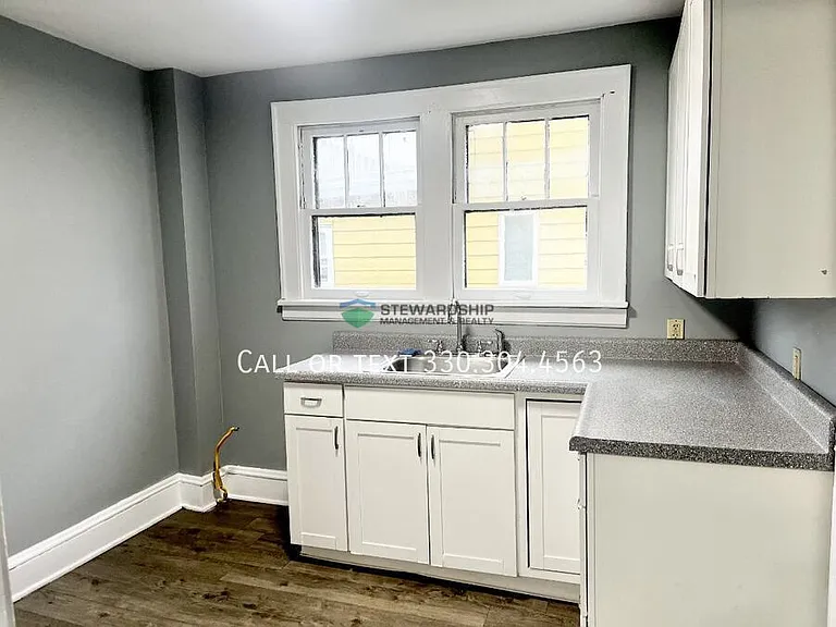 1012 Brown St — Photo 9