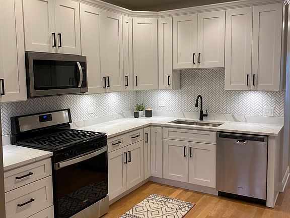 5th image of 3248 N Damen Ave