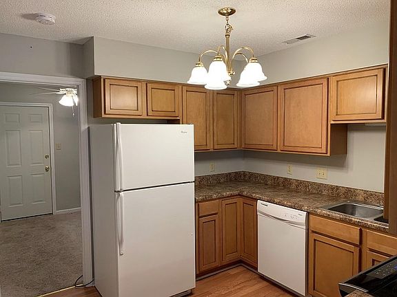 3rd image of 37 Forest Green Dr