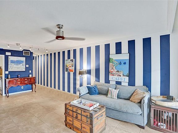4th image of 2424 SE 17th Street #202B
