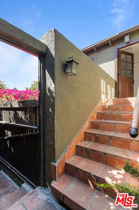 2 bed, 2.0 bath, 1060 sqft, $5,900 — Photo 4