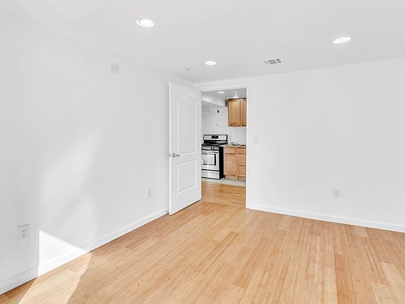 5th image of 160-162 University Ave #4
